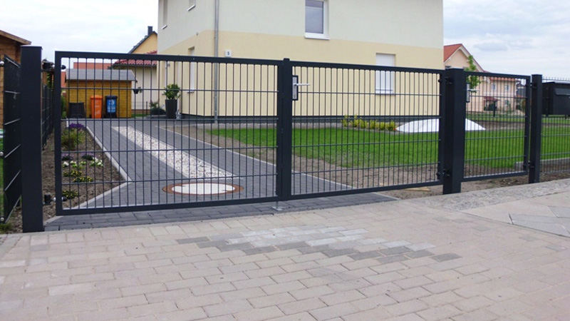 Bauschlosserei Grosch - Tore und Türen mit Stahlgitterfüllung in Fredersdorf